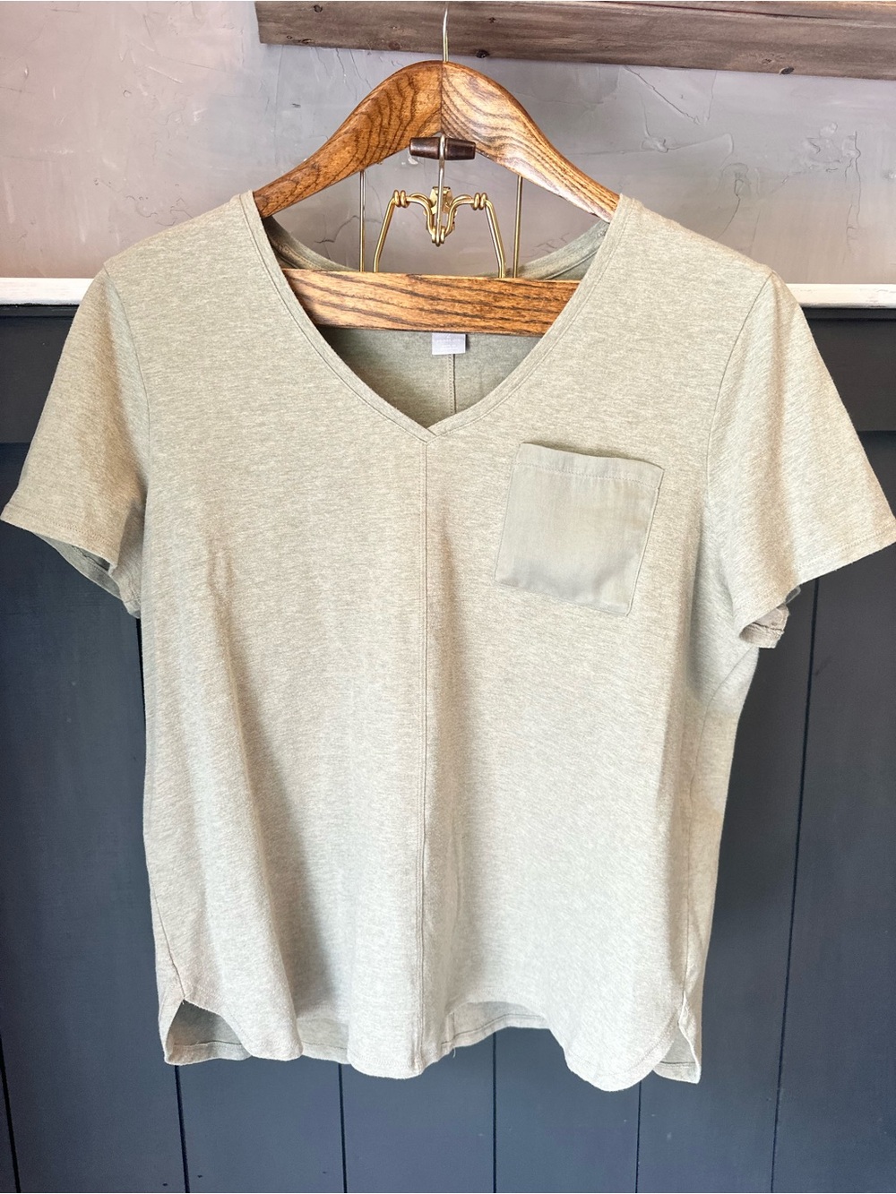 Chico's Zenergy Everyday V-Neck Pocket Tee Light Sage Green size 2